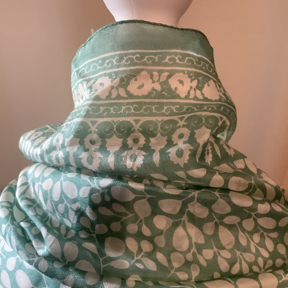 D.Sport Green and White Patterned Scarf/Wrap/Sarong - Picture 4 of 10